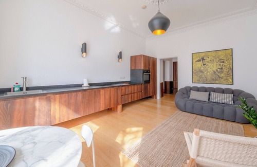 Holland Park Apartment | Modern 2BD Victorian Flat by Holland Park