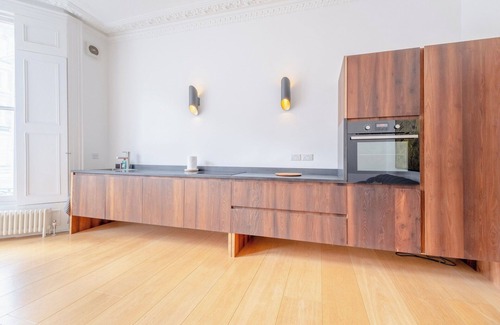Holland Park Apartment | Modern 2BD Victorian Flat by Holland Park