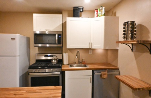 Omaha House | Modern 2BR/2BA Basement Stay, Full Kitchen, Roku TVs, Hot Tub, Sleeps 6