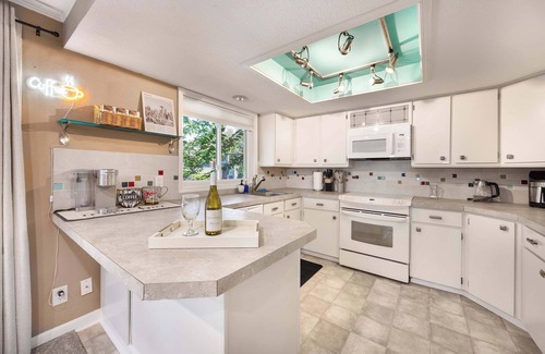 Moss Bay Apartment | Modern 2BR/2BA Kirkland Home, Walk to Beach Park