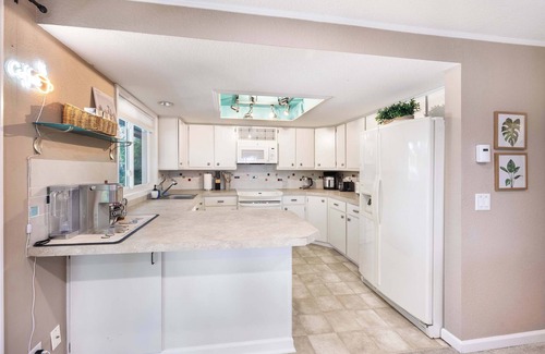 Moss Bay Apartment | Modern 2BR/2BA Kirkland Home, Walk to Beach Park