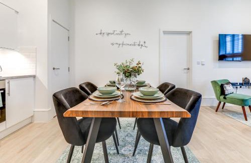Hemel Hempstead Apartment | Modern 2BR 2BA with Free Parking - Sleeps 6