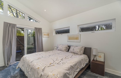 Medina House | Modern 2BR-2Bath, AC, 2 min to Bellevue Sq, Kitchen, Fenced yard, Pet, Weekly %
