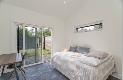 Medina House | Modern 2BR-2Bath, AC, 2 min to Bellevue Sq, Kitchen, Fenced yard, Pet, Weekly %