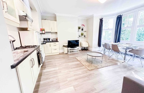 Reading Apartment | Modern 2BR Apt-Ideal for NHS Staff & Contractors