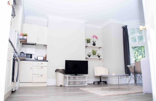 Reading Apartment | Modern 2BR Apt-Ideal for NHS Staff & Contractors