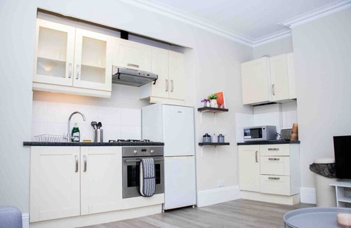 Reading Apartment | Modern 2BR Apt-Ideal for NHS Staff & Contractors