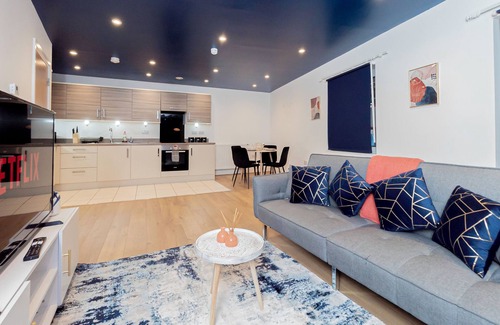 Southampton Apartment | Modern 2BR Apt w/Balcony & Free Parking