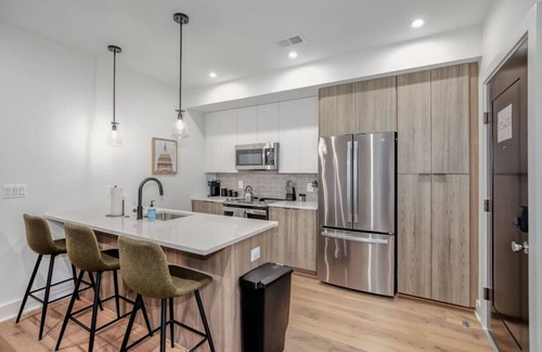 Southeast Hotel | Modern 2BR Capitol Hill Apartment - 3 Min walk to Metro!
