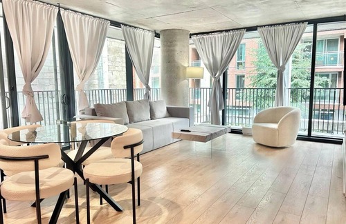 Griffintown Apartment | Modern 2BR Condo in Griffintown – Stylish & Convenient