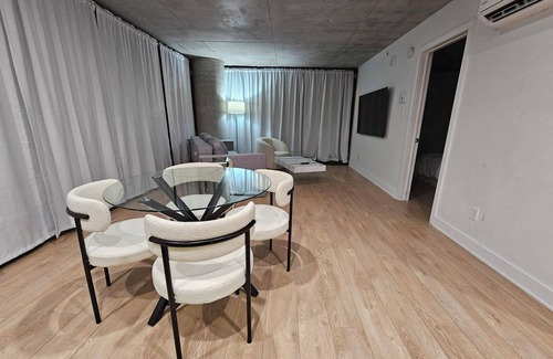 Griffintown Apartment | Modern 2BR Condo in Griffintown – Stylish & Convenient