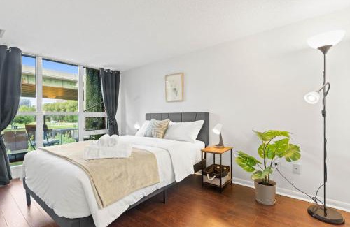 Fort York Apartment | Modern 2BR Downtown Condo, Lakeshore, Exhibition Place, Fort York