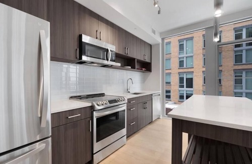 Crystal City Apartment | Modern 2BR | Full Kitchen | Near Crystal City Shops | By GLS