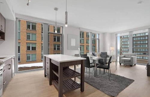 Crystal City Apartment | Modern 2BR | Full Kitchen | Near Crystal City Shops | By GLS