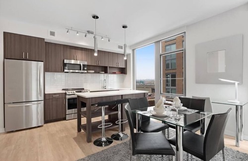 Crystal City Apartment | Modern 2BR | Full Kitchen | Near Crystal City Shops | By GLS