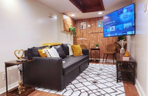 Queens Apartment | Modern 2BR - Ideal for Med Rotations & Biz Trips