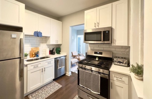 Albany Park Apartment | Modern 2BR, Ideal Location Near Local Spots