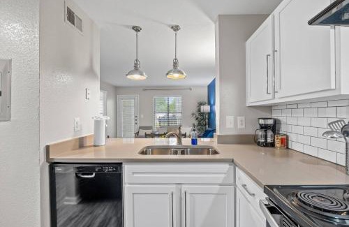 Pleasant Valley Apartment | Modern 2BR near Downtown Pool, Gym, Free Parking