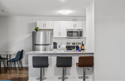 Hyde Park House | Modern 2BR Near UT Hyde Park Evonify