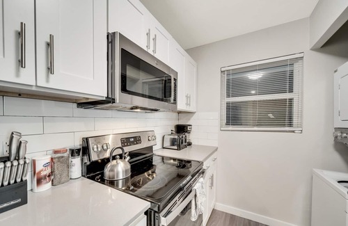 Hyde Park House | Modern 2BR Near UT Hyde Park Evonify