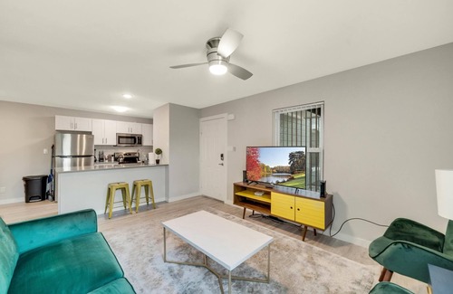 Hyde Park House | Modern 2BR Near UT Hyde Park Evonify
