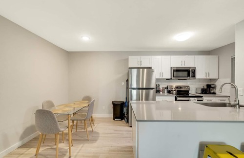 Hyde Park House | Modern 2BR Near UT Hyde Park Evonify