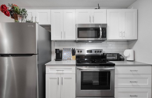 Hyde Park Apartment | Modern 2BR Near UT Hyde Park Evonify