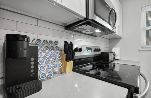 Hyde Park Apartment | Modern 2BR Near UT Hyde Park Evonify