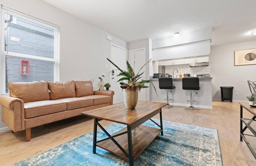 North University Apartment | Modern 2BR Near UT Hyde Park Evonify