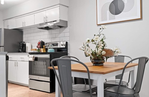 North University Apartment | Modern 2BR Near UT Hyde Park Evonify