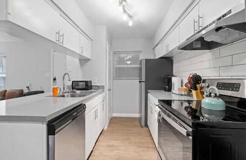 North University Apartment | Modern 2BR Near UT Hyde Park Evonify