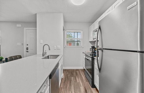 North University Apartment | Modern 2BR Near UT Hyde Park Evonify