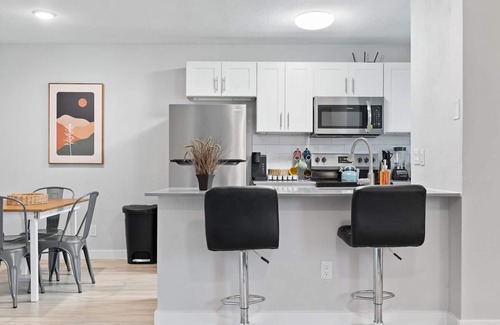 North University Apartment | Modern 2BR Near UT Hyde Park Evonify