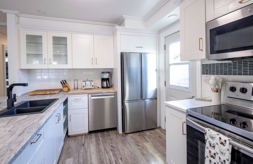 St. Catharines House | Modern 2BR | Pool | Hot Tub | 10 Min to Falls