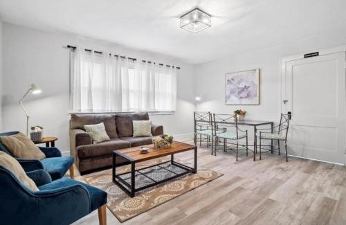 Lakewood House | Modern 2BR Retreat in the Heart of Lakewood