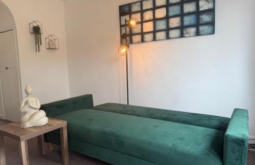 Great Linford Apartment | Modern 2BR Stay FREE WIFI FREE PARKING