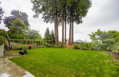 Dundarave House | Modern 2BR Suite in West Van | Patio & BBQ