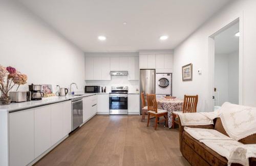 Dundarave House | Modern 2BR Suite in West Van | Patio & BBQ