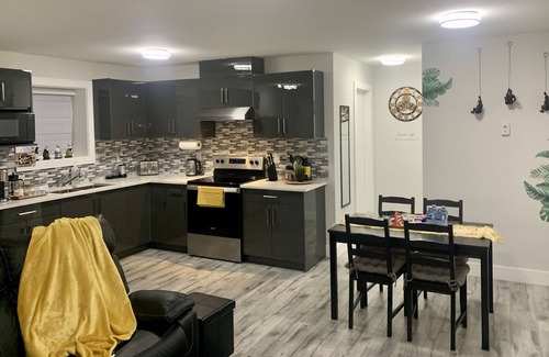Delta House | Modern 2BR Suite with Kitchen, Close to Vancouver, Pet Friendly