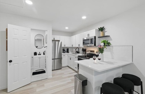 Haltom City Apartment | Modern 2BR Unit 3 with Hot Tub