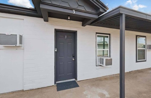 Haltom City Apartment | Modern 2BR Unit 3 with Hot Tub