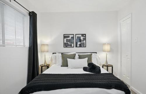 Haltom City Apartment | Modern 2BR Unit Hot Tub Outdoor Lounge