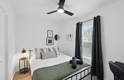 Haltom City Apartment | Modern 2BR Unit Hot Tub Outdoor Lounge