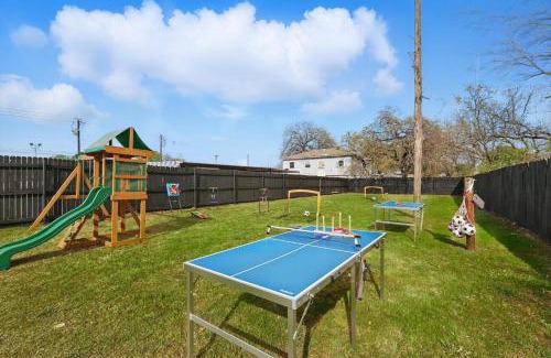 Haltom City Apartment | Modern 2BR Unit Hot Tub Outdoor Lounge