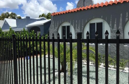 Buena Vista House | Modern 3/1 house close to Beaches and Midtown