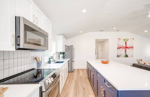 Blanco House | Modern 3 2 two Kings hot tub Fire pit 16min to Wine Trail Nearby Pickleball Courts Pools