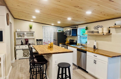 Lake City House | Modern 3 Bdrm Cottage Retreat by the Springs