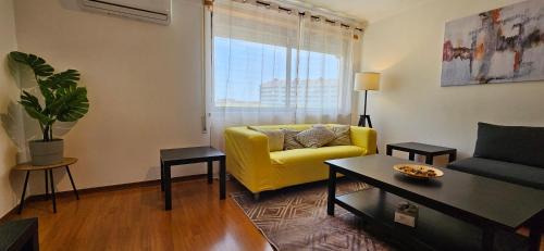 Palhais Apartment | Modern 3 Bed Flat - Beaches, Expo & City Fun - Your Gateway to Lisbon