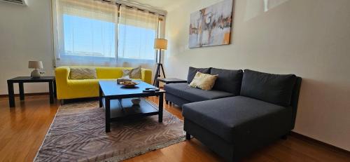 Palhais Apartment | Modern 3 Bed Flat - Beaches, Expo & City Fun - Your Gateway to Lisbon