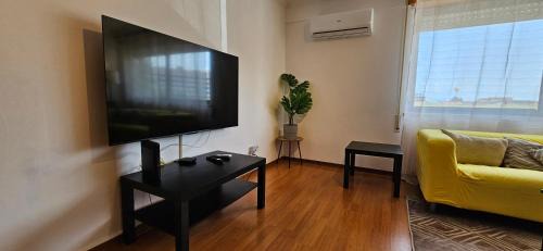 Palhais Apartment | Modern 3 Bed Flat - Beaches, Expo & City Fun - Your Gateway to Lisbon